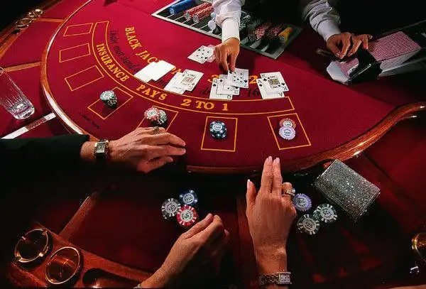 Online Casino ဂိမ်းစားပွဲပေါ် ကဒ်နှင့် ချစ်ပ်များ ကာစီနိုဝင်ငွေကစားနေသောမြင်ကွင်း